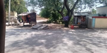 विद्यालय की जमीन पर अवैध गुमटी से बढ़ा विवाद, कार्रवाई की मांग ।।