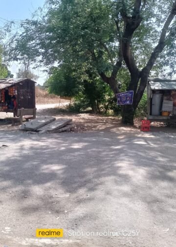 विद्यालय की जमीन पर अवैध गुमटी से बढ़ा विवाद, कार्रवाई की मांग ।।