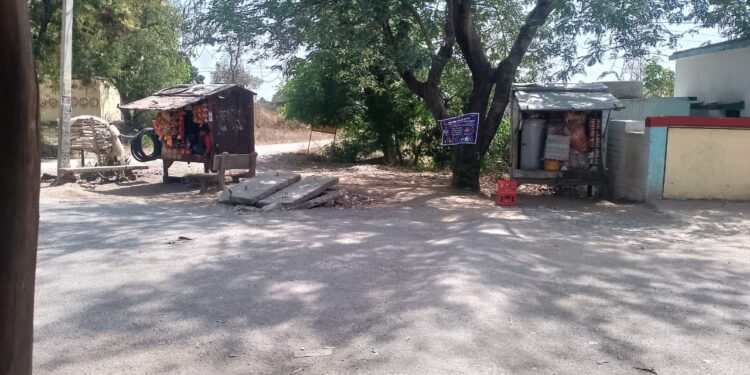 विद्यालय की जमीन पर अवैध गुमटी से बढ़ा विवाद, कार्रवाई की मांग ।।