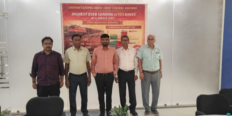 रेलवे चोपन एरिया ने एक दिन में 103 रैक कोयला लदान कर बनाई नई पहचान।
