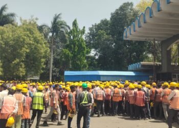 एनटीपीसी रिहंद में मजदूरों का बगावती तेवर: 12 घंटे काम, कम वेतन पर भड़का गुस्सा, गेट पर गरजा श्रमिकों का हुजूम ।।