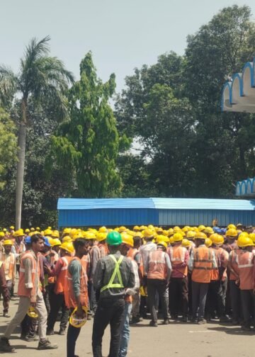 एनटीपीसी रिहंद में मजदूरों का बगावती तेवर: 12 घंटे काम, कम वेतन पर भड़का गुस्सा, गेट पर गरजा श्रमिकों का हुजूम ।।