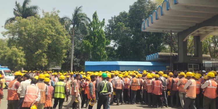 एनटीपीसी रिहंद में मजदूरों का बगावती तेवर: 12 घंटे काम, कम वेतन पर भड़का गुस्सा, गेट पर गरजा श्रमिकों का हुजूम ।।