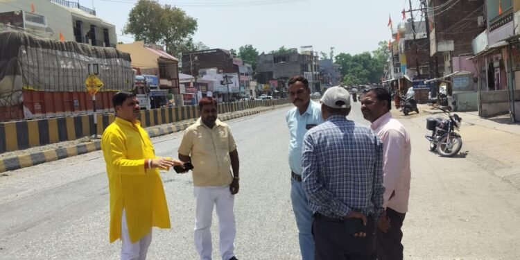 पूर्व मण्डल अध्यक्ष भाजपा ने वाराणसी शक्तिनगर मुख्यमार्ग चोपन मार्केट में स्पीड ब्रेकर बनवाने की मांग की ।