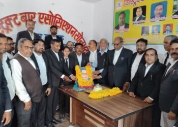 मिर्जापुर में अधिवक्ता साथी की गोली मारकर की गई हत्या पर वकील बिफरे।