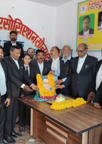 मिर्जापुर में अधिवक्ता साथी की गोली मारकर की गई हत्या पर वकील बिफरे।