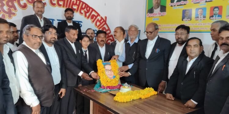 मिर्जापुर में अधिवक्ता साथी की गोली मारकर की गई हत्या पर वकील बिफरे।