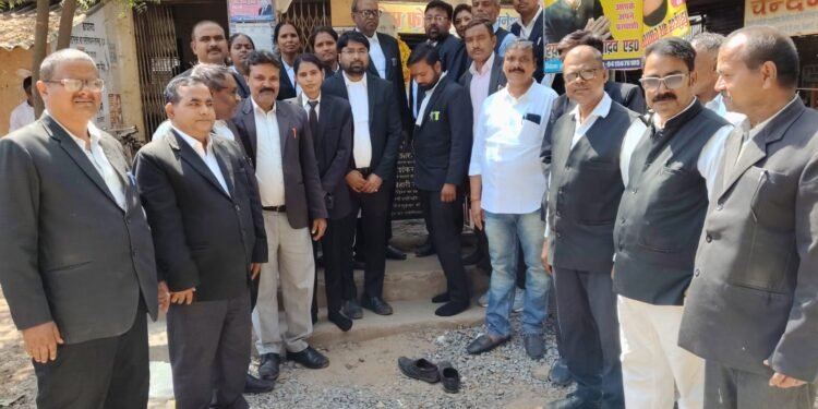 अधिवक्ताओं ने जयंती के पूर्व संध्या पर डॉक्टर भीमराव अंबेडकर को किया याद।