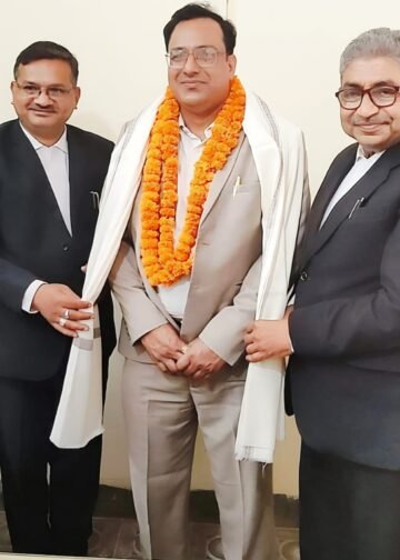 न्यायिक अधिकारियों का माल्यार्पण कर स्मृति चिन्ह, अंगवस्त्र देकर की गई भावभीनी विदाई।