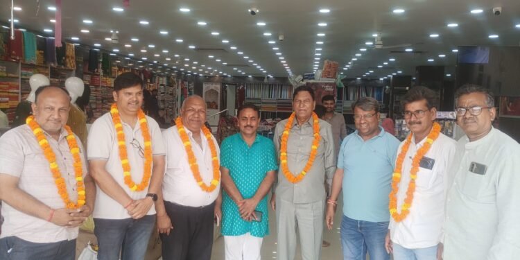 चोपन में व्यापारियों की समस्याओं पर हुई बैठक, प्रदेश अध्यक्ष का भव्य स्वागत।