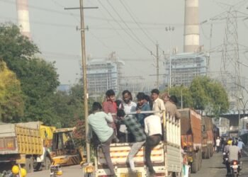 एनटीपीसी परियोजना में सुरक्षा व्यवस्था ध्वस्त, डग्गामार वाहनों में ‘भूसे’ की तरह ढोए जा रहे श्रमिक ।।