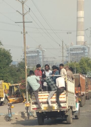 एनटीपीसी परियोजना में सुरक्षा व्यवस्था ध्वस्त, डग्गामार वाहनों में ‘भूसे’ की तरह ढोए जा रहे श्रमिक ।।