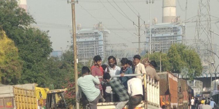 एनटीपीसी परियोजना में सुरक्षा व्यवस्था ध्वस्त, डग्गामार वाहनों में ‘भूसे’ की तरह ढोए जा रहे श्रमिक ।।