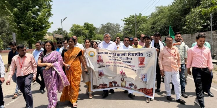 “पढ़े विश्वविद्यालय, बढ़े विश्वविद्यालय” अभियान के तहत निकाली गई जागरूकता रैली।