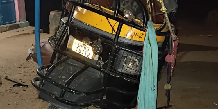अज्ञात वाहन के टक्कर से टेंपो सवार गंभीर रूप से घायल चालक की हुई मौत।
