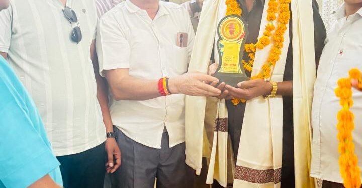 प्रेस क्लब बीजपुर द्वारा हँसमुख व कर्मठ उपनिरीक्षक श्रवण यादव को दी गई भावभीनी विदाई ।।