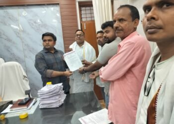 निम्न मांग को लेकर व्यापारियों ने एसडीएम को सौपा ज्ञापन।