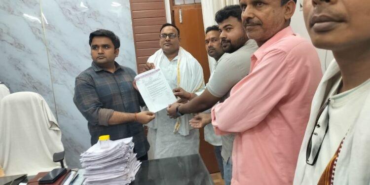 निम्न मांग को लेकर व्यापारियों ने एसडीएम को सौपा ज्ञापन।