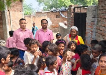 शत प्रतिशत बच्चों के नामांकन के लिए शिक्षा अधिकारी चले गांव की ओर।