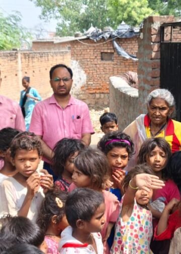शत प्रतिशत बच्चों के नामांकन के लिए शिक्षा अधिकारी चले गांव की ओर।