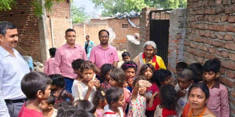 शत प्रतिशत बच्चों के नामांकन के लिए शिक्षा अधिकारी चले गांव की ओर।