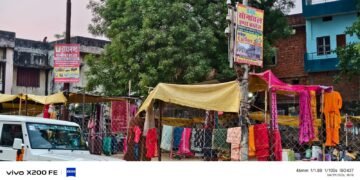 नगर पंचायत के आदेशों की खुलेआम अवहेलना,फिर से सजने लगीं होर्डिंग्स।