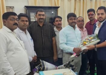 पूर्वांचल पत्रकार एकता समिति के प्रतिनिधि मंडल ने जिलाधिकारी से की मुलाकात, सौंपा ज्ञापन।