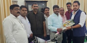 पूर्वांचल पत्रकार एकता समिति के प्रतिनिधि मंडल ने जिलाधिकारी से की मुलाकात, सौंपा ज्ञापन।