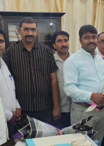 पूर्वांचल पत्रकार एकता समिति के प्रतिनिधि मंडल ने जिलाधिकारी से की मुलाकात, सौंपा ज्ञापन।