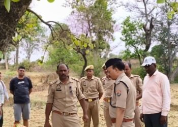 अर्द्धनग्न अवस्था में परास के पेड़ से लटकता मिला महिला का शव।