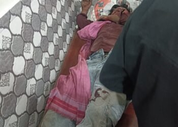 खड़ी ट्रक में बाइक ने मारी टक्कर , बाइक सवार घायल।