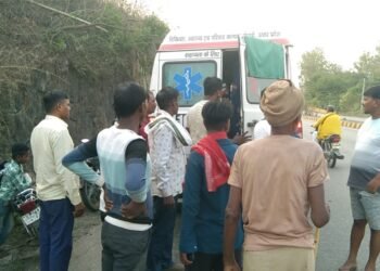 ट्रैक्टर के धक्के से बाइक सवार घायल।