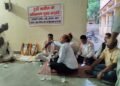 सरकारी खेल मैदान की जमीन पर अवैध अतिक्रमण के विरोध में धरने पर बैठे प्रधान व पूर्व प्रधान, फुलवार गांव में तनाव का मौहोल।