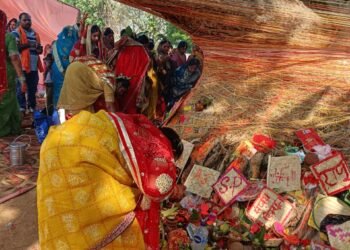 दुद्धी में वट सावित्री व्रत कर सुहागिनों ने पति की दीर्घायु व परिवार की समृद्धि की मन्नतें माँगी।