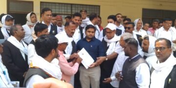 लखनऊ में अधिवक्ताओं पर हुए लाठीचार्ज के विरुद्ध दुद्धी बार एसोसिएशन एवं सिविल बार एसोसिएशन के अधिवक्ताओं में भारी आक्रोश दिया ज्ञापन।