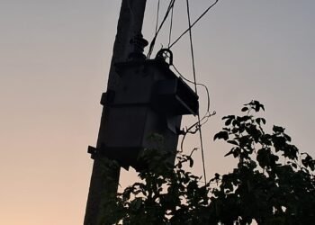 5 दिनों से ट्रांसफार्मर ख़राब,भीषण गर्मी से बेहाल ग्रामीण. शिकायत के बाद भी समाधान नहीं.।