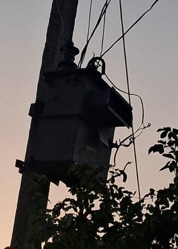 5 दिनों से ट्रांसफार्मर ख़राब,भीषण गर्मी से बेहाल ग्रामीण. शिकायत के बाद भी समाधान नहीं.।