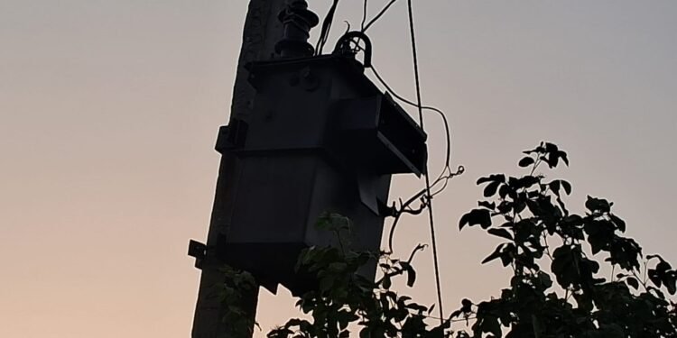 5 दिनों से ट्रांसफार्मर ख़राब,भीषण गर्मी से बेहाल ग्रामीण. शिकायत के बाद भी समाधान नहीं.।