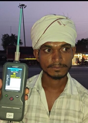हेलमेट और सीट बेल्ट को लेकर पुलिस सख्त, ड्रिंक एंड ड्राइव में चार वाहन चालकों पर कार्रवाई।