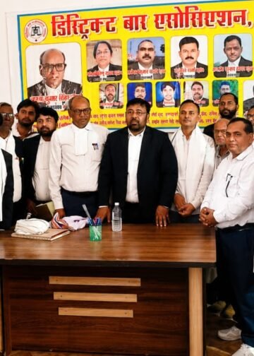 भीषण गर्मी को देखते हुए 15 वरिष्ठ अधिवक्ताओं को किया गया गमछा वितरण।