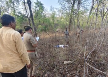 कटौंधी के जंगल में अधेड़ की हत्या, बाइक से कुछ दूर मिला शव।