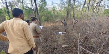 कटौंधी के जंगल में अधेड़ की हत्या, बाइक से कुछ दूर मिला शव।