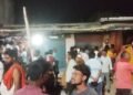महुली में मौत का तांडव: बेकाबू कार दुकान में घुसी, कार के नीचे दबा किशोर।