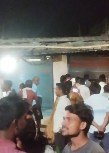 महुली में मौत का तांडव: बेकाबू कार दुकान में घुसी, कार के नीचे दबा किशोर।