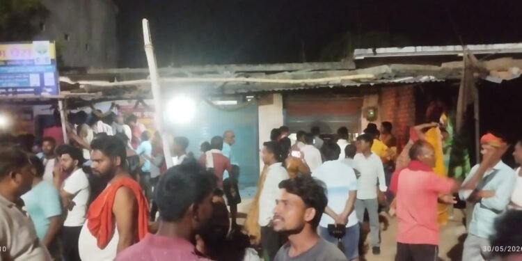 महुली में मौत का तांडव: बेकाबू कार दुकान में घुसी, कार के नीचे दबा किशोर।