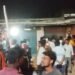 महुली में मौत का तांडव: बेकाबू कार दुकान में घुसी, कार के नीचे दबा किशोर।