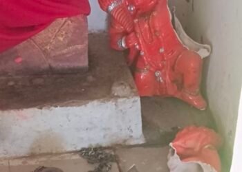मंदिर में तोड़फोड़ से तनाव, हनुमानजी की मूर्ति क्षतिग्रस्त कर नाली में फेंके जाने का आरोप।
