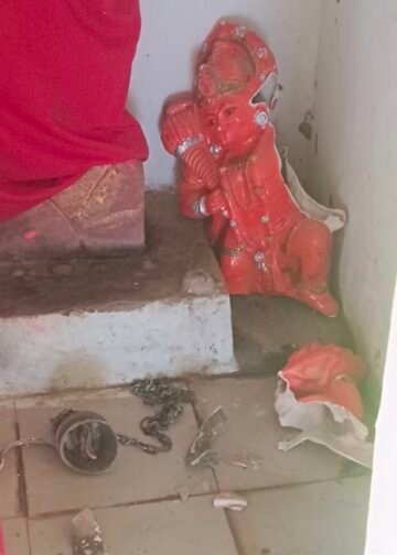 मंदिर में तोड़फोड़ से तनाव, हनुमानजी की मूर्ति क्षतिग्रस्त कर नाली में फेंके जाने का आरोप।