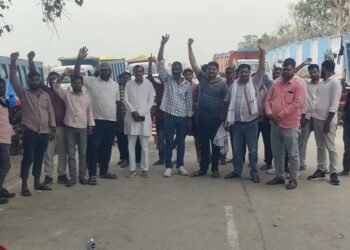 राख परिवहन ठप: ट्रक मालिकों का अनिश्चितकालीन धरना, रेट बढ़ाने को लेकर ठेकेदारों के खिलाफ मोर्चा ।।