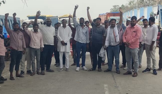 राख परिवहन ठप: ट्रक मालिकों का अनिश्चितकालीन धरना, रेट बढ़ाने को लेकर ठेकेदारों के खिलाफ मोर्चा ।।